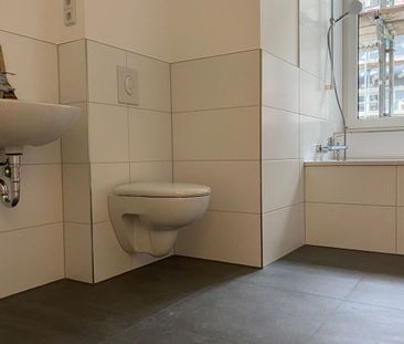 Charmante Altbauwohnung mit Einbauküche und Balkon in der Uhlandstraße - Foto 4