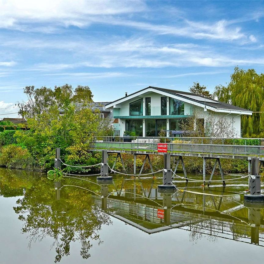 Situated by the water's edge this modern and detached family home boasts exceptional energy efficiency and views of Old Windsor Lock. - Photo 1