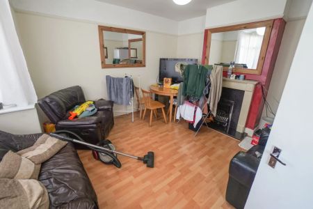 To Rent Oates Road, Ensbury Park, Bournemouth, BH9 £1,860 pcm Tenancy Info - Photo 3