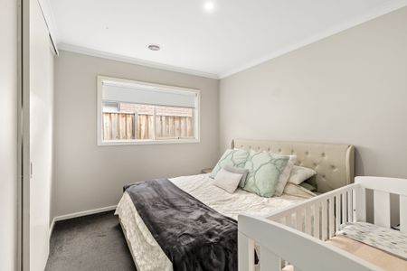 Spacious 4-Bedroom Home with Natural Light in Lalor - Photo 4