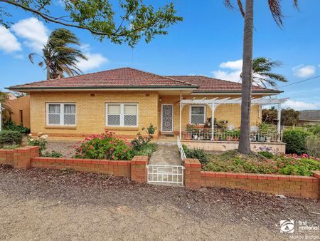 Centrally Located Family Home - Photo 4