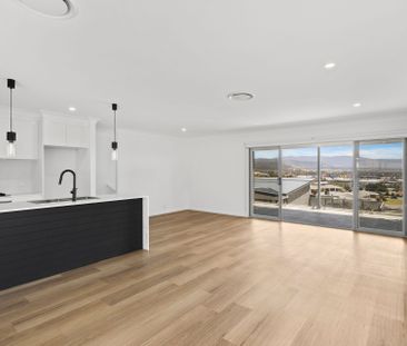 Stunning 3 Bedroom Townhouse - Photo 4