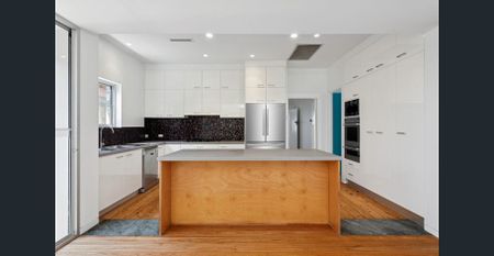 Exquisite Freestanding Family Home with a Focus on Entertaining - Photo 5