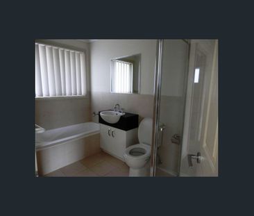 Meticulous townhouse in sought after location - Photo 4