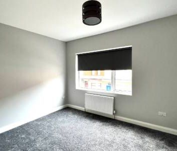 Partly Furnished 2 Bedroom Terrace - Photo 4