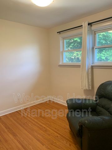 $1,895 / 3 br / 1 ba / Beautiful 3-Bedroom Upper Unit in Thorold! - Photo 2