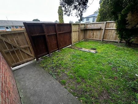 2 bedroom 1 bath unit - Photo 4