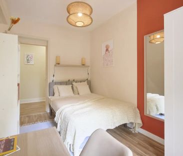 Room in a shared 7-bedroom apartment for rent in Lisbon, bills included - Photo 3