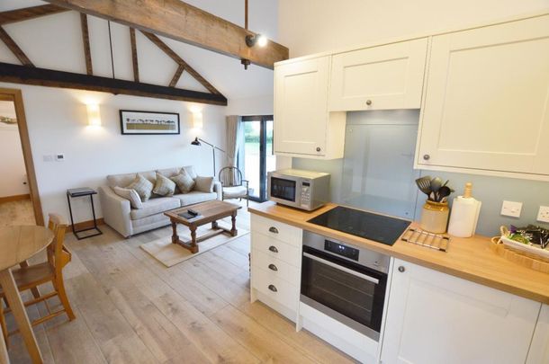 1 bedroom barn conversion to rent - Photo 1