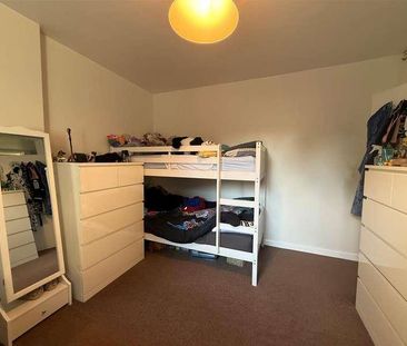 Tredenham Close, Farnborough, GU14 - Photo 1