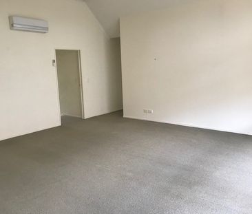 Sunny Ellerslie Home with Easy Motorway & Train Access - Photo 3