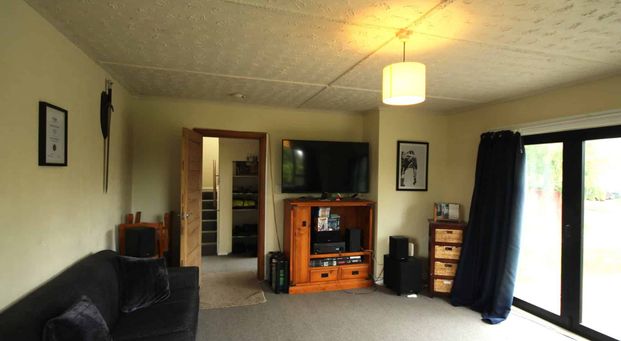 Spacious 3-Bedroom Home - Pet Friendly - Photo 1