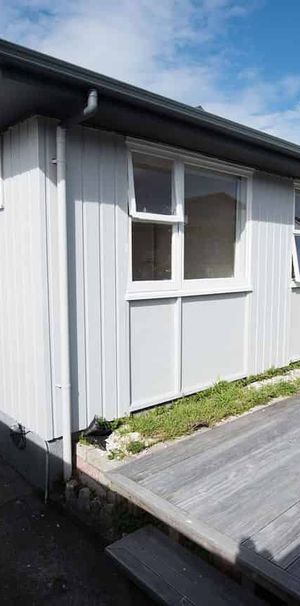 Kingston Gem: Spacious 5-Bedroom Family Home with - Photo 1