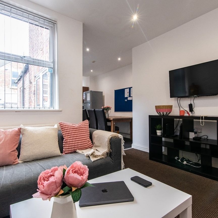 6 Bed Terraced House, Rothesay Avenue, NG7 - Photo 1