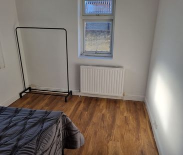5 Bed Terraced House, Durham Road, E16 - Photo 2