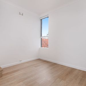 Renovated 2 bedroom unit - Pet Friendly - Photo 2