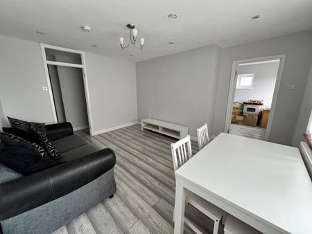 1 Bed Flat, Grosvenor Road, E6 - Photo 2