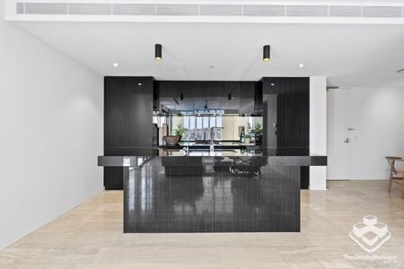 Luxurious 2 bedroom - 2 bathroom Fully Furnished Apartment - Photo 3