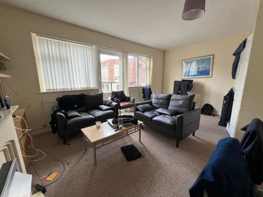 3 bedroom Flat To Let - Photo 1