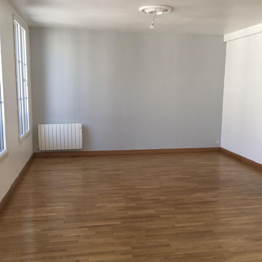 Appartement centre bourg au 1er étage libre au 17 novembre 2025- - Photo 1