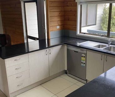 4 Bedroom House Available Now in Totara Heights (Water included in ... - Photo 3