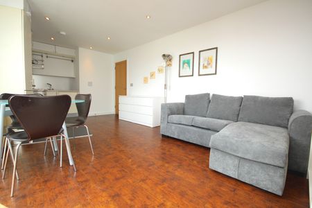 2 Bed Flat, Gardner Court, EC1V - Photo 2
