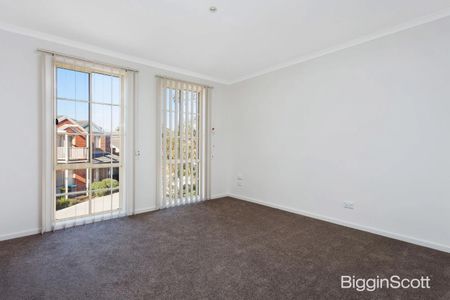 Spacious Two-Storey Townhouse in Quiet, Convenient Location - Photo 3