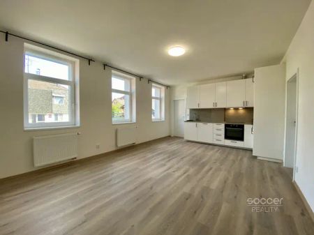 Příjemný byt po rekonstrukci s parkovacím místem a zahradou. - Photo 3