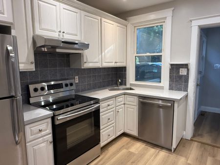 For Lease - 203 Fairleigh Avenue, Hamilton, Ontario - Photo 3