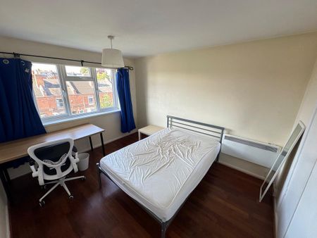 4 bedroom flat to rent - Photo 2