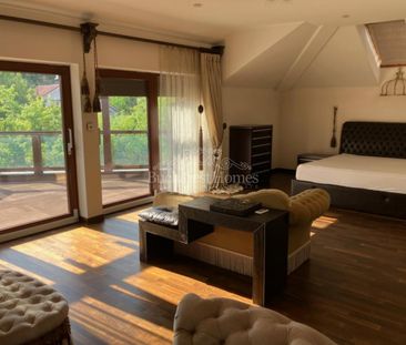 Large Expansive House with Five Bedrooms - AISB - Photo 6