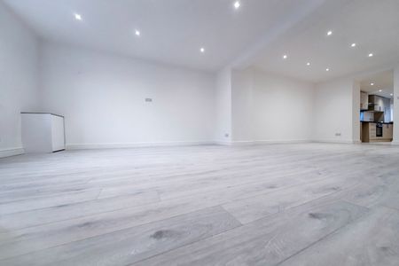 Room in a Shared House, Capstone Road, BR1 - Photo 3