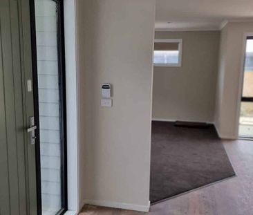 Single level 4-bedroom 2-bathroom house - Photo 3