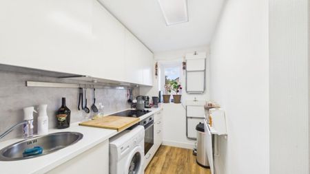 Burdock Close, Lightwater, Surrey, GU18 - Photo 5