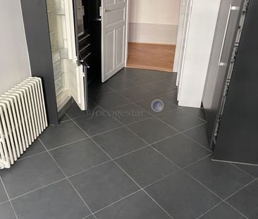 A LOUER DANS UN IMMEUBLE ANCIEN DE LA VIEILLE VILLE, - Photo 3