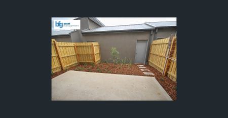 2 Bedroom Ground Floor Apartment With Courtyard! - Photo 5