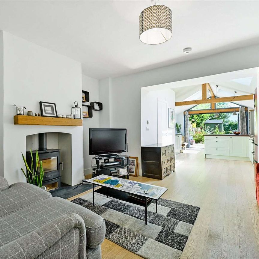 SHORT TERM - An immaculate three bedroom home offered fully furnished - Photo 1