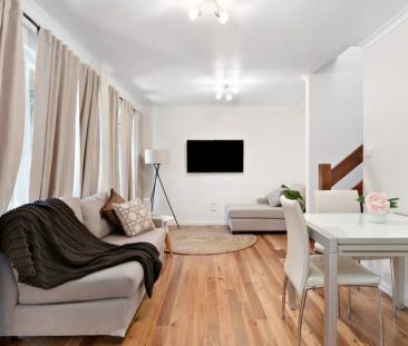 Townhouse in a rare quiet pocket of Richmond! - Photo 4