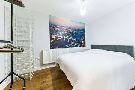 A bright, light, well-appointed, studio situated on the ground floor of this fine modern development, wonderfully located for the City. - Photo 4