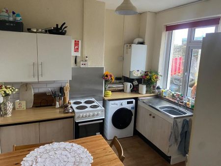 1 bedroom in a house share to rent - Photo 2