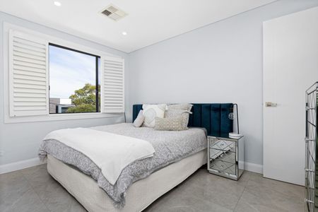 Modern Air-Conditioned Five-Bedroom Duplex with Gas Cook-Top, Three Full Bathrooms and Tiled Floors Throughout! - Photo 4