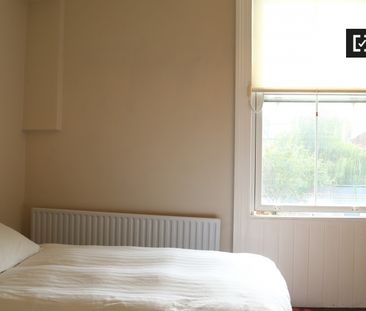 Bright room in 4-bedroom apartment in Terenure, Dublin - Photo 1