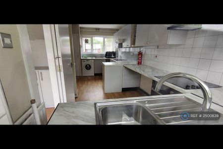 1 bedroom in a house share to rent - Photo 5