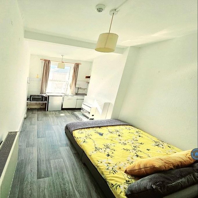 1 bedroom in a house share to rent - Photo 1
