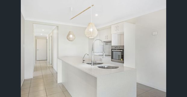 3 Spacious Bedrooms with a view - Photo 1