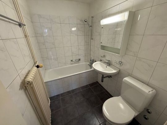 Comfortable 2-room apartment right next to the Niederglatt train station - Photo 1
