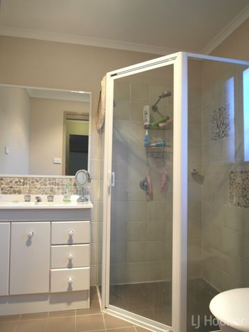 Fantastic Four Bedroom Home - Photo 4