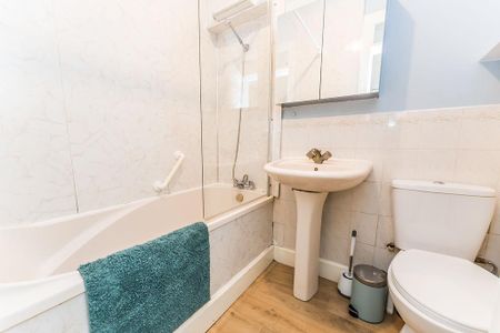 2 bedroom flat to rent - Photo 3