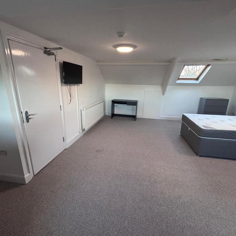 8 bedroom terraced house to rent - Photo 1