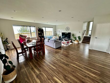 Four Bedroom Blockhouse Bay - Photo 5
